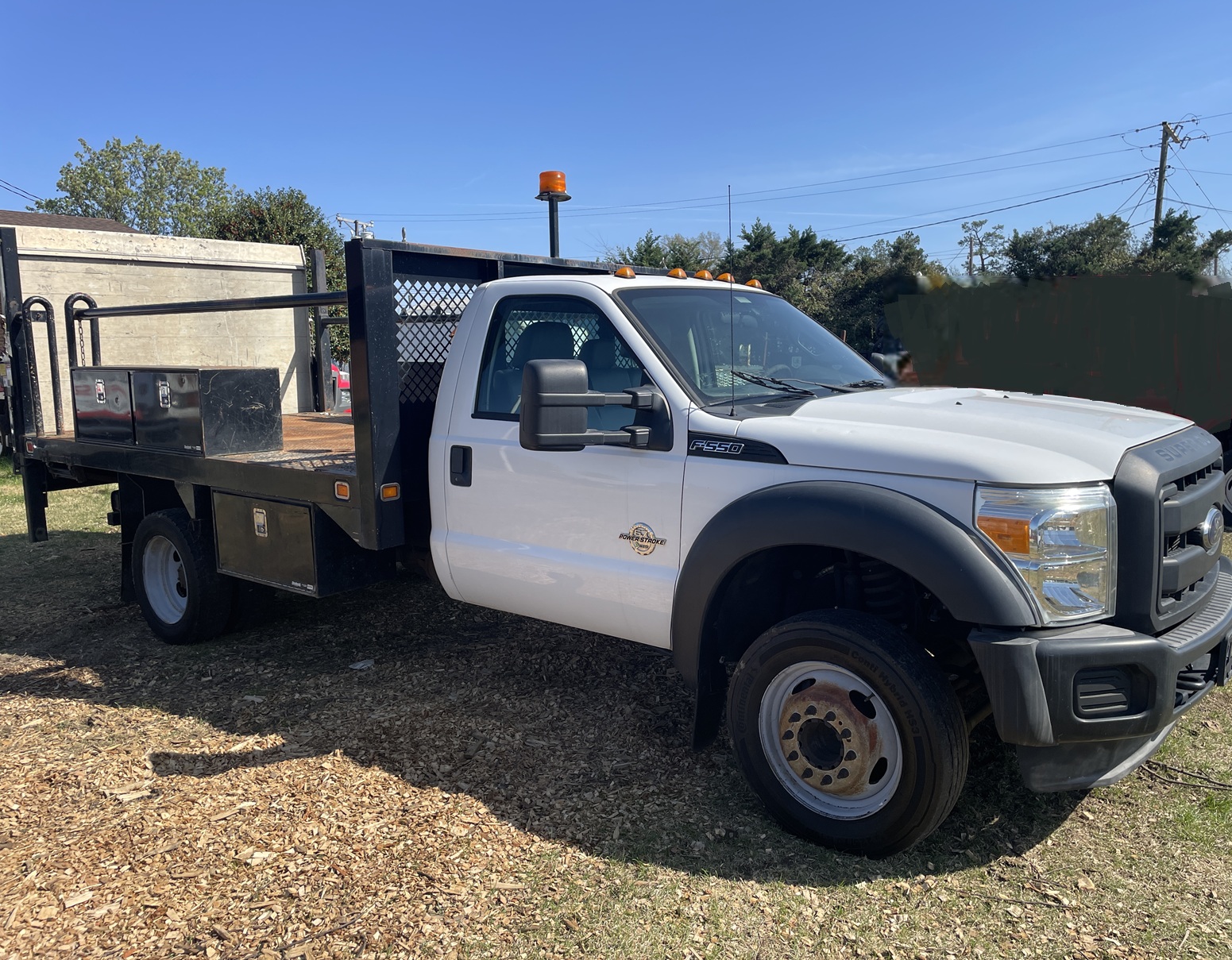 2013 FORD F550 Flatbed Liftgate - Image 3